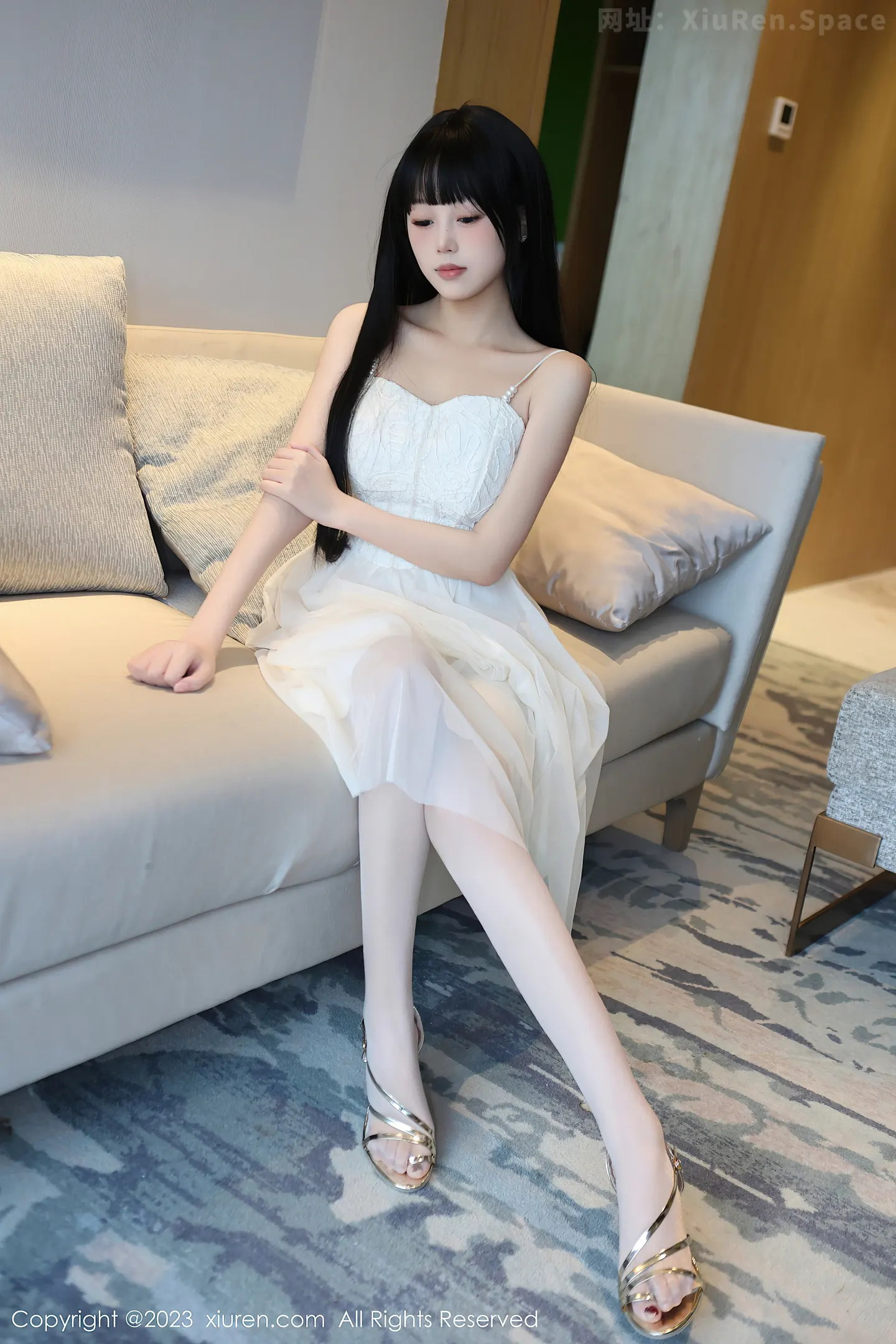 图片[3]-[XiuRen秀人网]2023.05.31 NO.6828 早川京子 白色吊带连衣裙与粉色内衣加肉丝美腿性感私房写真集-秀人网官方网站